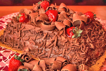 bolo-trufado-com-morangos