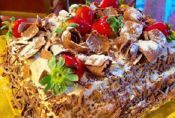 bolo-de-leite-ninho-nutella-morangos